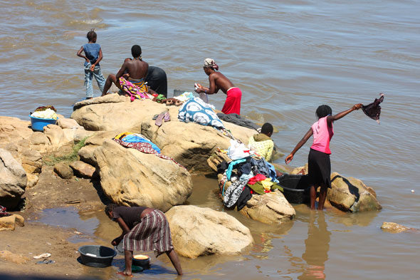 Tete: , Zambezi da washerwomen